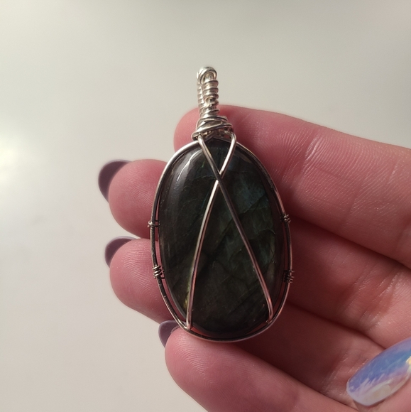 Hand crafted wire wrapped labradorite pendant - Picture 2 of 4